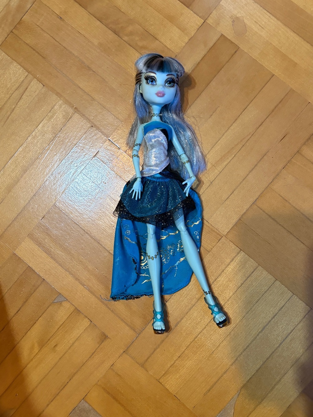monster high frankie doll 13 wishes (look at pictures)